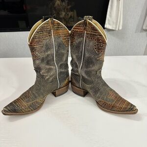 Size 9A cowgirl boots